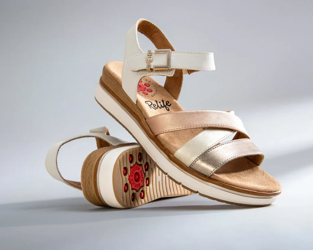 Relife Damen Sandale in Weiß und Rosegold – Produktfoto mit Sohlenansicht