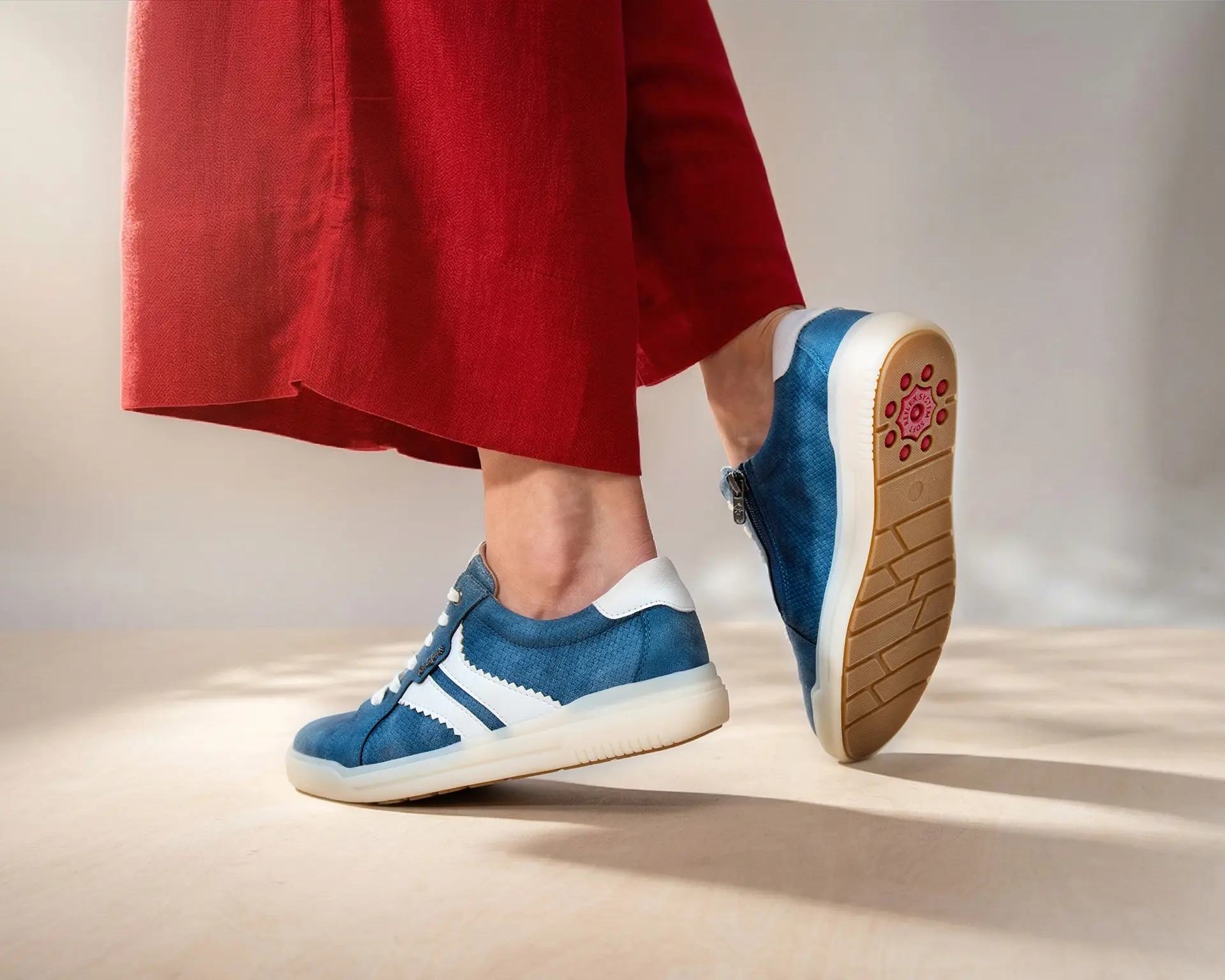 Relife Damen Sneaker in Blau Wildleder – Sohlenansicht mit rotem Rock
