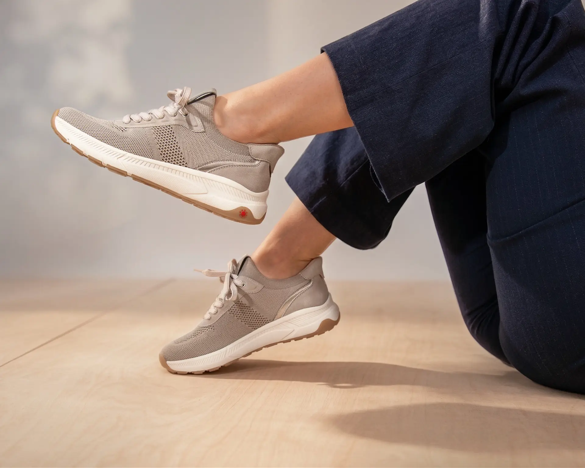 Relife Damen Sneaker in Grau aus Mesh-Material – Lifestyle Aufnahme