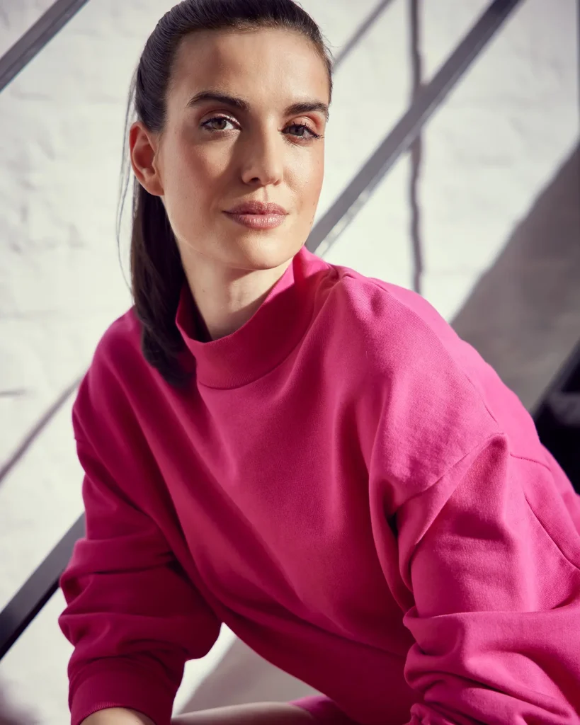 Frau trägt pinkfarbenes Sweatshirt – Markenportrait
